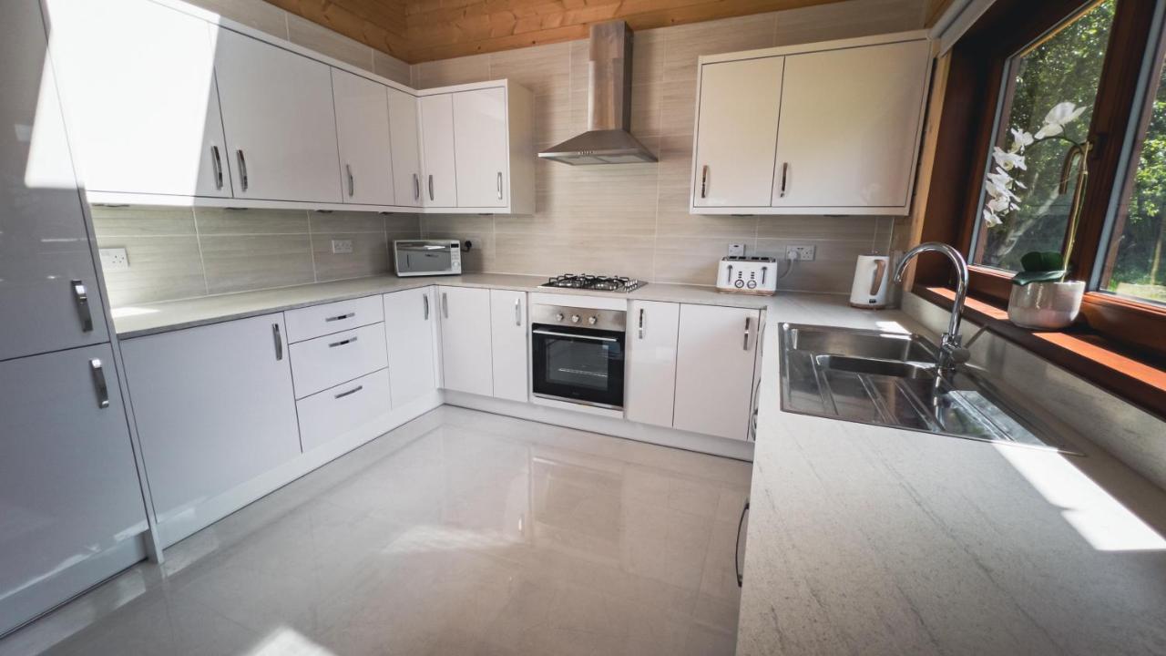 Sundance Lodge, Fantastic New Cabin With Hot Tub - Sleeps 6 - Largest In Felmoor Park Morpeth Exteriör bild