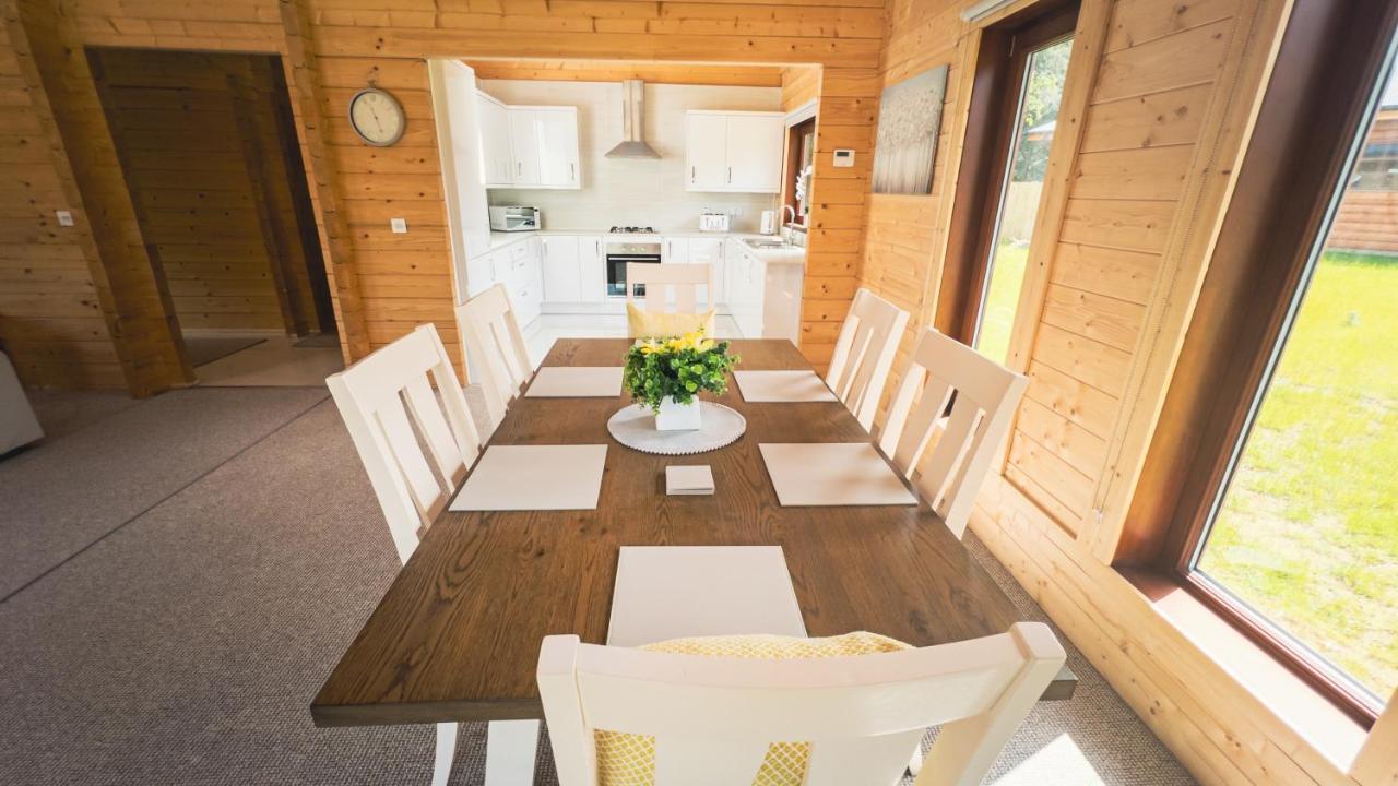 Sundance Lodge, Fantastic New Cabin With Hot Tub - Sleeps 6 - Largest In Felmoor Park Morpeth Exteriör bild