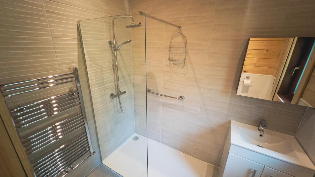 Sundance Lodge, Fantastic New Cabin With Hot Tub - Sleeps 6 - Largest In Felmoor Park Morpeth Exteriör bild