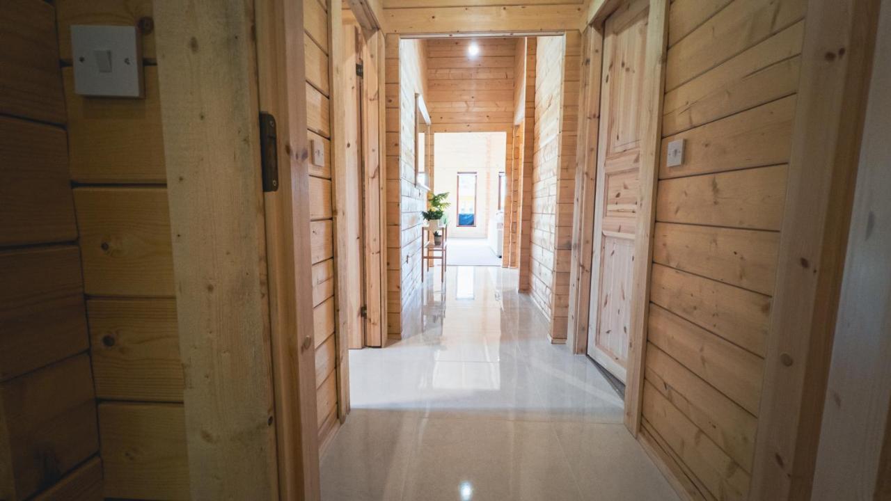 Sundance Lodge, Fantastic New Cabin With Hot Tub - Sleeps 6 - Largest In Felmoor Park Morpeth Exteriör bild
