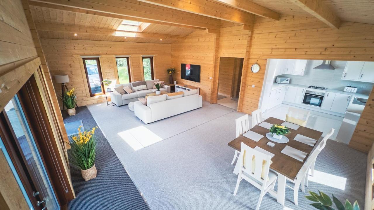 Sundance Lodge, Fantastic New Cabin With Hot Tub - Sleeps 6 - Largest In Felmoor Park Morpeth Exteriör bild