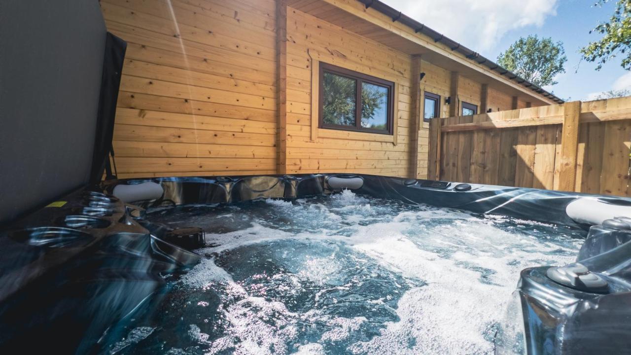 Sundance Lodge, Fantastic New Cabin With Hot Tub - Sleeps 6 - Largest In Felmoor Park Morpeth Exteriör bild