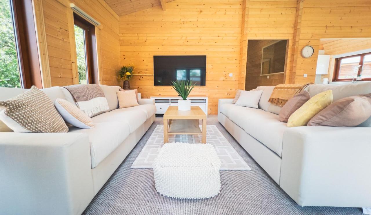 Sundance Lodge, Fantastic New Cabin With Hot Tub - Sleeps 6 - Largest In Felmoor Park Morpeth Exteriör bild