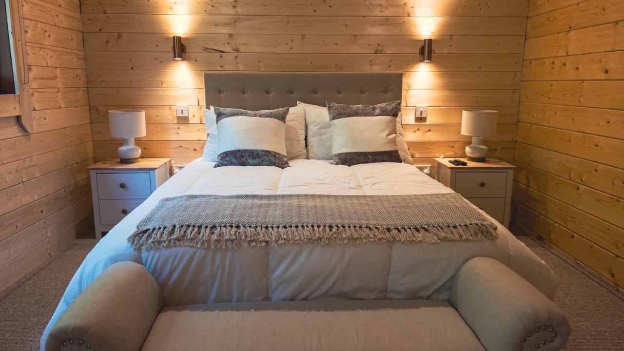 Sundance Lodge, Fantastic New Cabin With Hot Tub - Sleeps 6 - Largest In Felmoor Park Morpeth Exteriör bild
