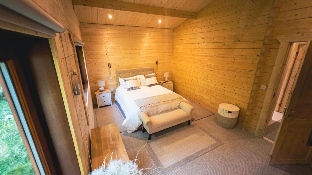Sundance Lodge, Fantastic New Cabin With Hot Tub - Sleeps 6 - Largest In Felmoor Park Morpeth Exteriör bild