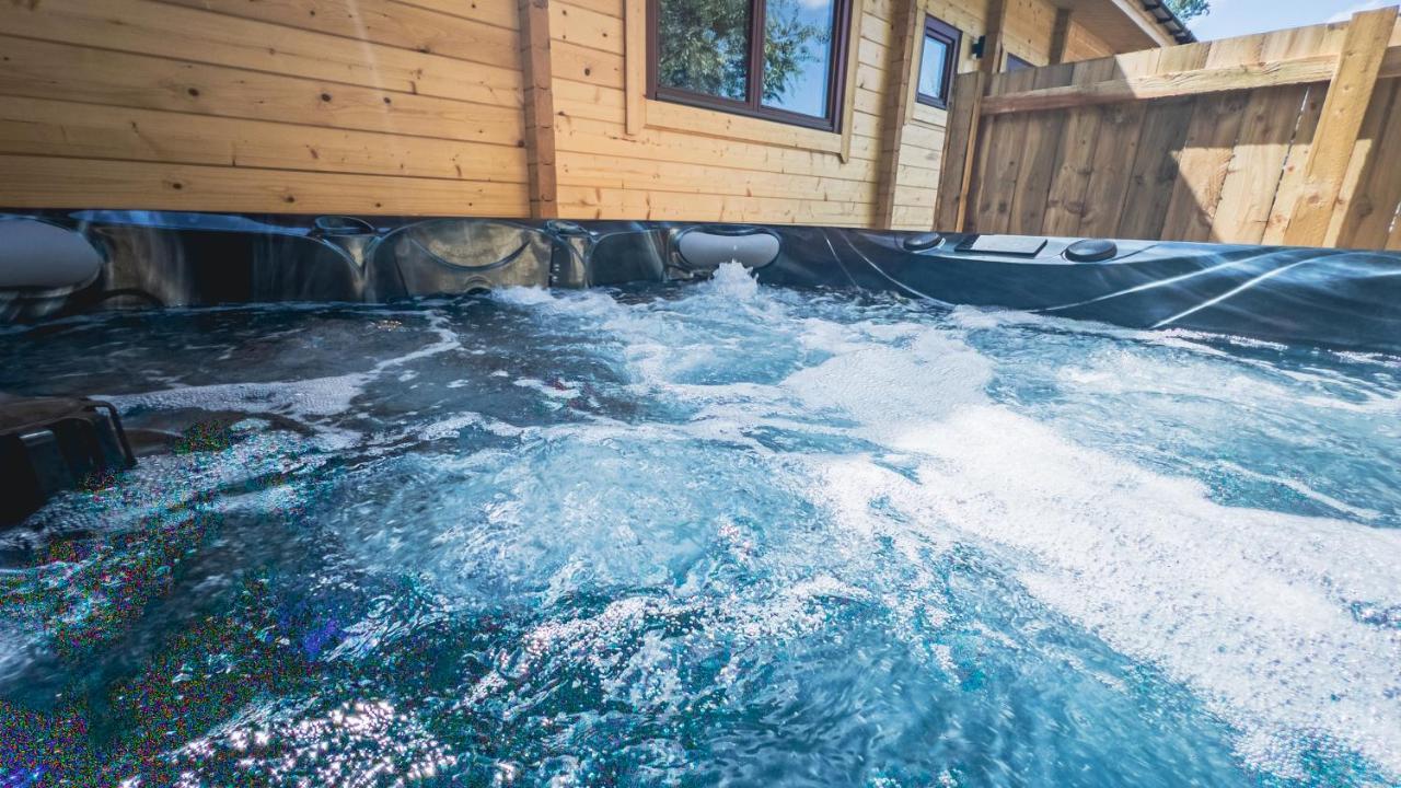Sundance Lodge, Fantastic New Cabin With Hot Tub - Sleeps 6 - Largest In Felmoor Park Morpeth Exteriör bild
