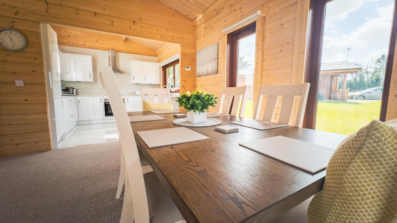 Sundance Lodge, Fantastic New Cabin With Hot Tub - Sleeps 6 - Largest In Felmoor Park Morpeth Exteriör bild