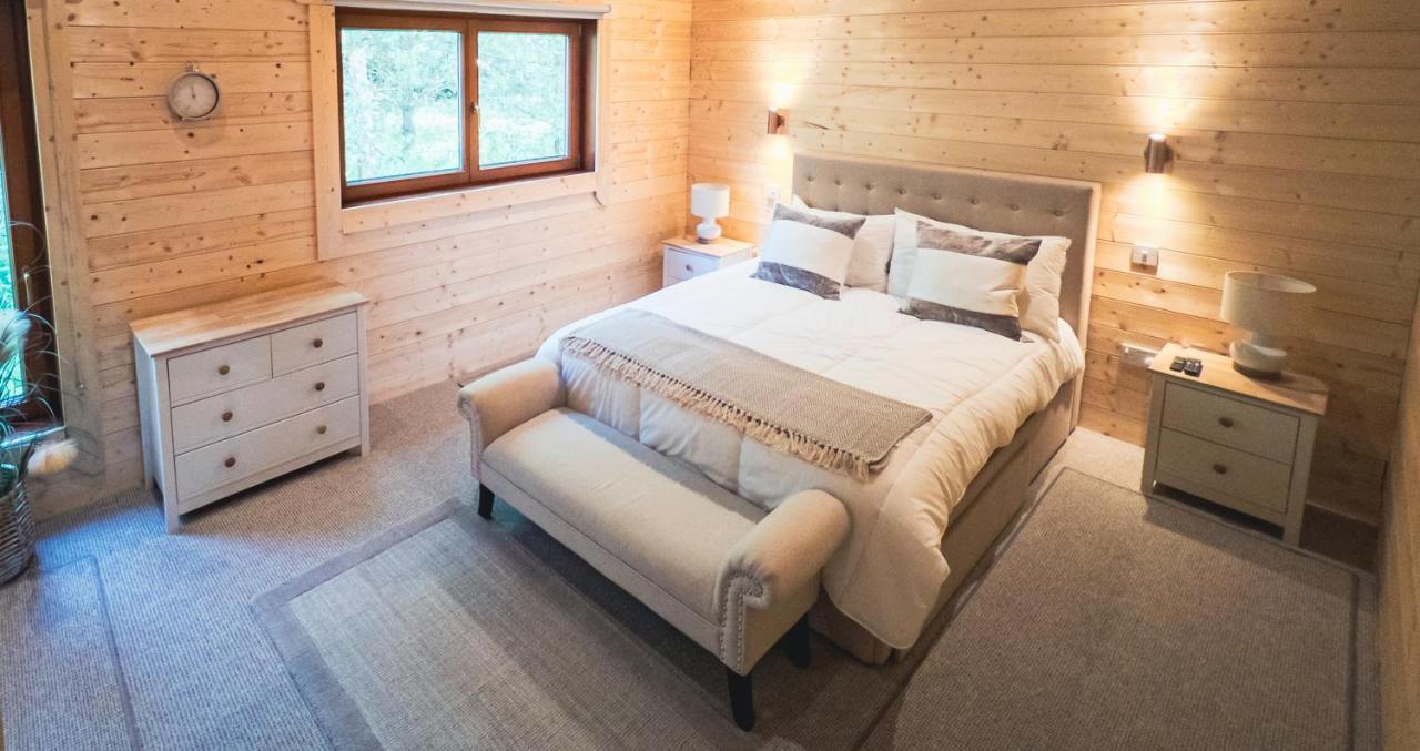 Sundance Lodge, Fantastic New Cabin With Hot Tub - Sleeps 6 - Largest In Felmoor Park Morpeth Exteriör bild