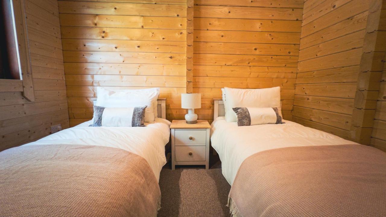 Sundance Lodge, Fantastic New Cabin With Hot Tub - Sleeps 6 - Largest In Felmoor Park Morpeth Exteriör bild
