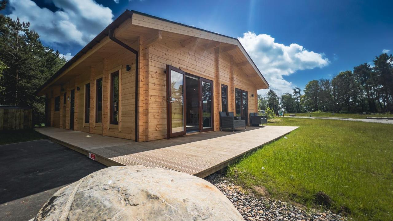 Sundance Lodge, Fantastic New Cabin With Hot Tub - Sleeps 6 - Largest In Felmoor Park Morpeth Exteriör bild
