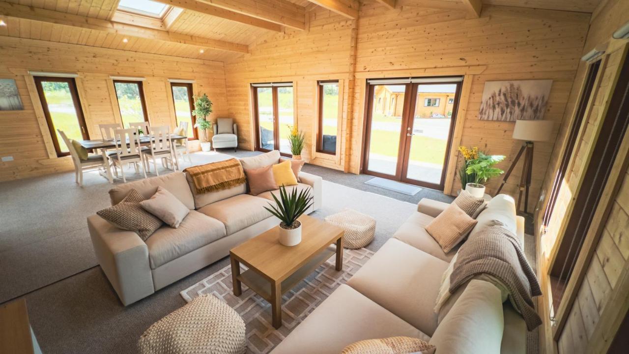 Sundance Lodge, Fantastic New Cabin With Hot Tub - Sleeps 6 - Largest In Felmoor Park Morpeth Exteriör bild